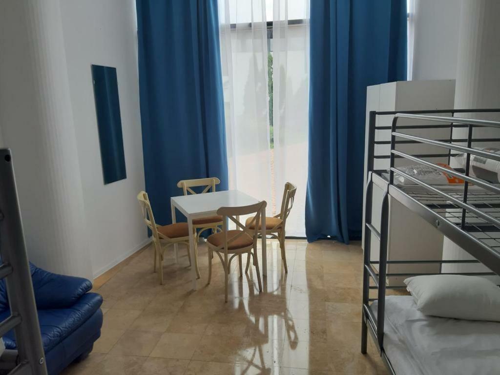 Hotel Andy Km 36 Бухарест Экстерьер фото
